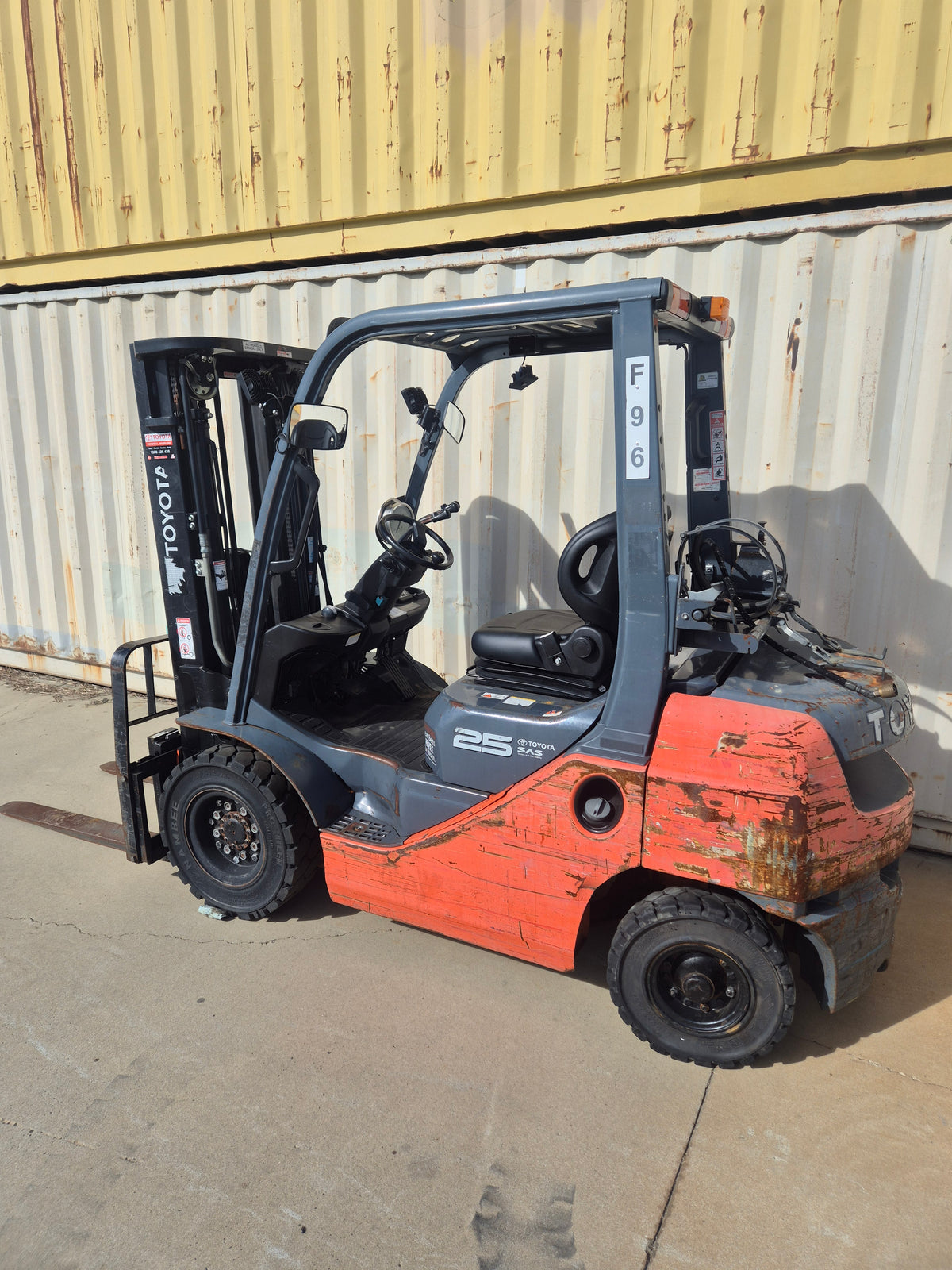 Toyota 8FG25 2.5T Forklift – Container Mast
