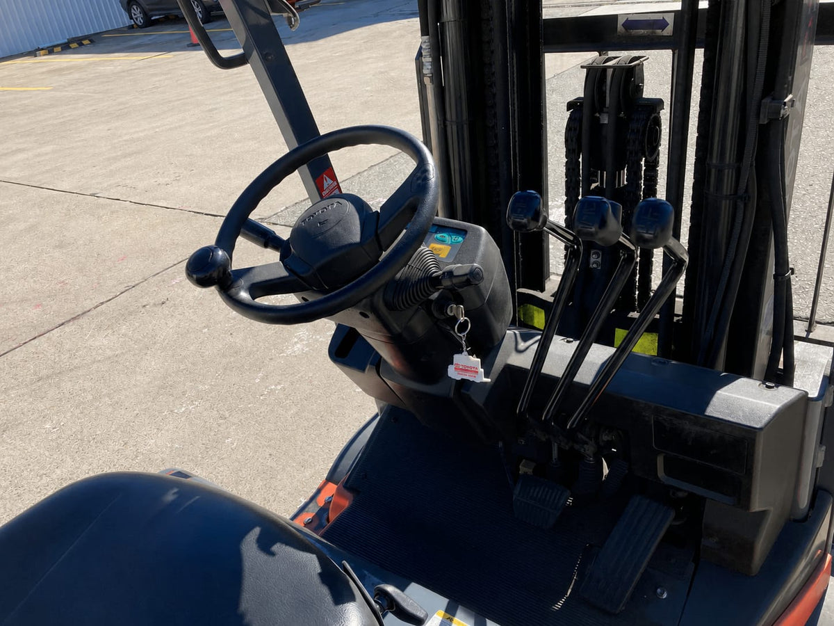 Toyota 7FBE20 Electric Forklift – 2T 3-Wheel Container Mast